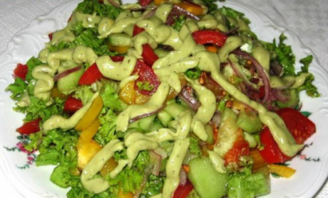 Овощной салат с соусом из оливкового масла