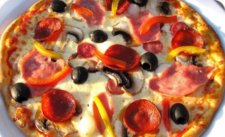 Тонкая итальянская пицца с ветчиной и сыром