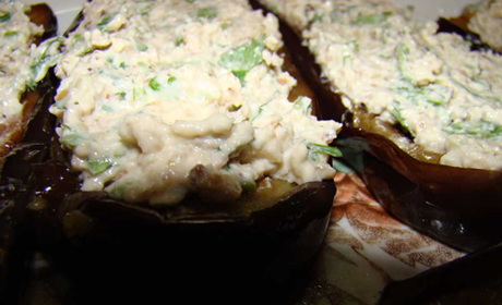 Картофельные лодки с орехово-оливковым соусом