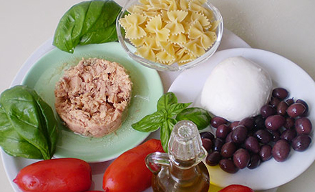 Средиземноморский салат с «Фарфалле» и тунцом