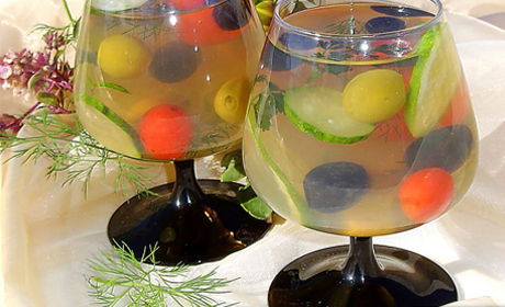Овощной салат в желе с оливками и маслинами