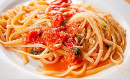 Спагетти с острым соусом из помидор