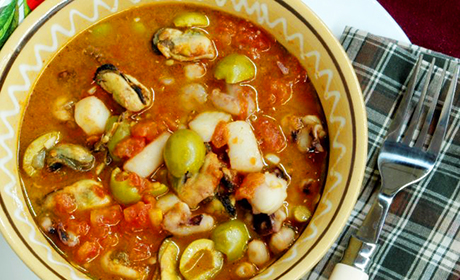 Морепродукты в томатном соусе с оливками