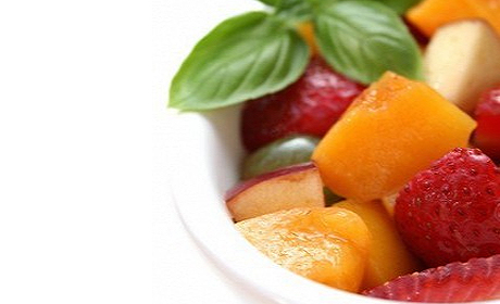 Клубнично-персиковый салат с дыней, шампанским и ягодным соусом