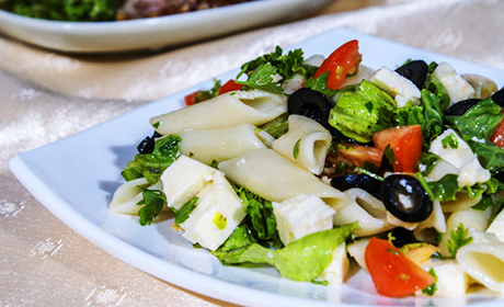 Макаронный салат с маслинами и брынзой