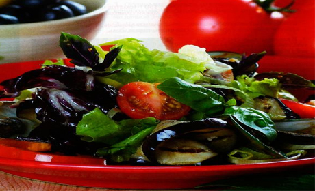 Овощной салат с заправкой из оливкового масла