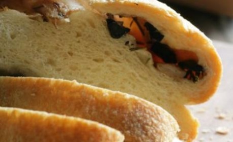 Хлеб на закваске с оливками и чесноком